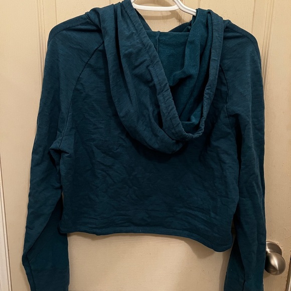 Body glove cropped hoody with peekaboo front. - Picture 2 of 3